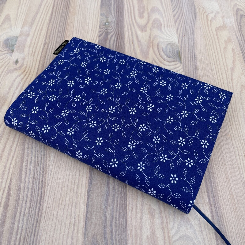 Obal na knihu - Bílé kytičky na modré (UNI-S)