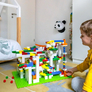HUBELINO Kuličková dráha - set s kostkami Mega 585 ks