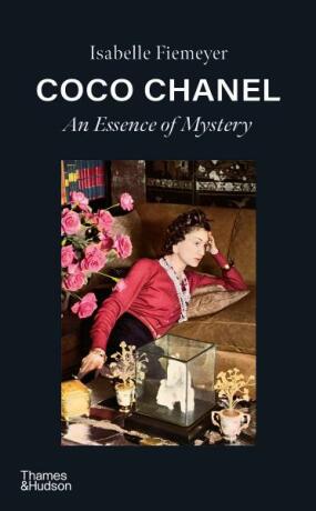 Coco Chanel: An Essence of Mystery - Isabelle Fiemeyer
