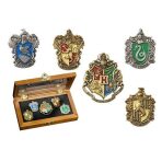 Harry Potter: Odznaky Bradavických kolejí sběratelské v dárkovém boxu - 